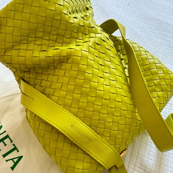 Bottega Veneta Nappa Intrecciato The Fold Crossbody in Kiwi - Picture 2 of 15
